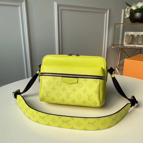louis vuitton Outdoor Messenger bag m30239 jaune in taiga leather